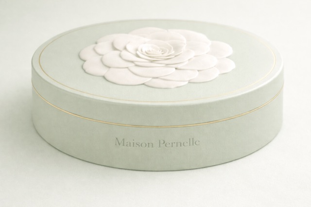 Boîte ronde vert d’eau ornée d’un camélia blanc en relief